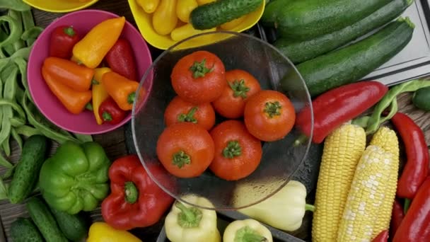 Bunt gemischte Biolebensmittel. Frisches rohes Gemüse — Stockvideo