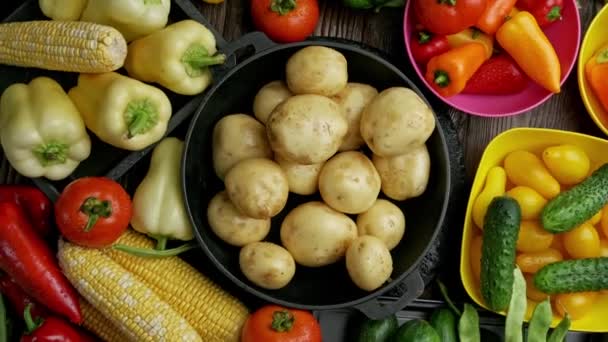 Conjunto de diferentes verduras frescas crudas en la bandeja de madera, fondo de madera, vista superior — Vídeos de Stock