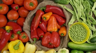 Tahta tepside taze taze sebzeler, ahşap arka plan, üst manzara.