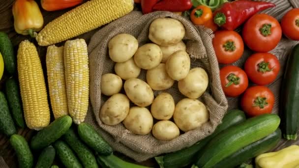 Conjunto de diferentes verduras frescas crudas en la bandeja de madera, fondo de madera, vista superior — Vídeos de Stock