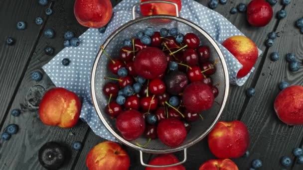 Nektarinen, Süßkirschen, Blaubeeren auf dem Holztisch, Herbsternte im Sommer — Stockvideo