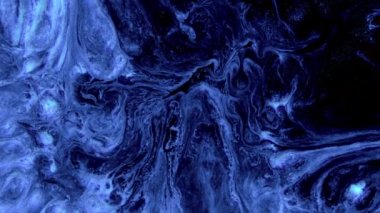 Akışkan sanat. Koyu mavi renkli mürekkep ve parlak parçacıklar makro. Sıvı soyutlamalar. Soyut resim dokusu. Renk arkaplanı taşınıyor.