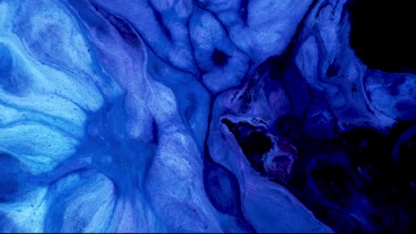 Arte fluida. Néon escuro azul cores pretas tinta e partículas brilhantes macro. Abstrações líquidas. Textura abstrata da pintura. Movendo fundo de cor. — Vídeo de Stock