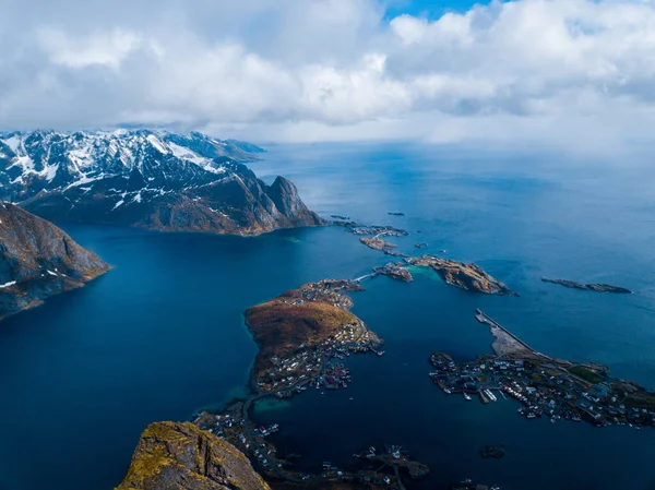 Kuuluisa matkailukohde kalastajakylä Lofoten Islands. — kuvapankkivalokuva