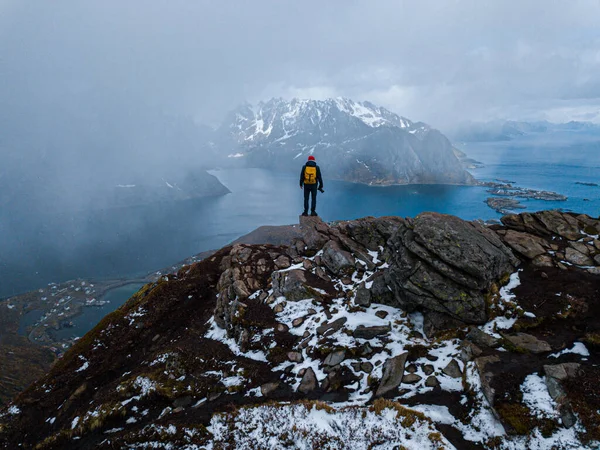 Senderista con mochila disfrutando del paisaje del atardecer en Lofoten Noruega — Foto de Stock