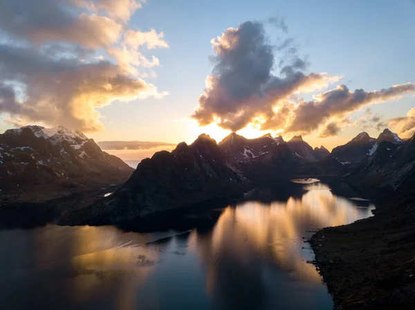 Lofoten saaret Norja auringonlasku maisema — kuvapankkivalokuva