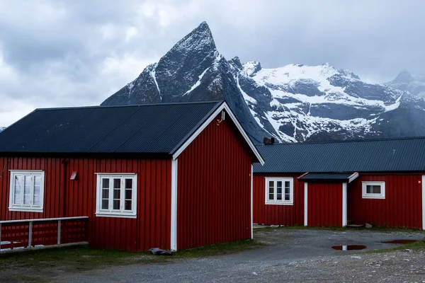 Casa rossa sul mare nelle isole Lofoten — Foto Stock