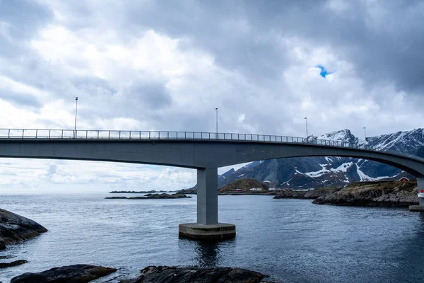 Lofoten Noruega aldeia ponte estrada — Fotografia de Stock