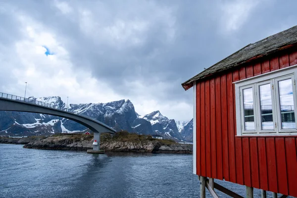 Casa roja junto al mar en las Islas Lofoten — Foto de Stock
