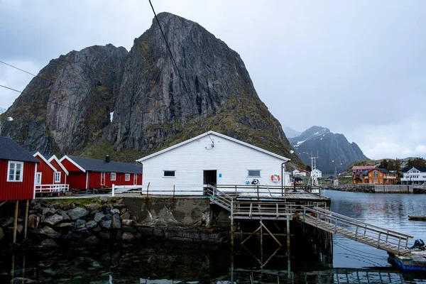Casa rossa sul mare nelle isole Lofoten — Foto Stock