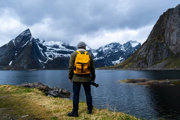 Turista s batohem těší západ slunce krajiny v Lofoten Norsko — Stock fotografie