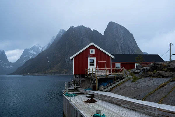 Punainen talo meren rannalla Lofoten Islands — kuvapankkivalokuva