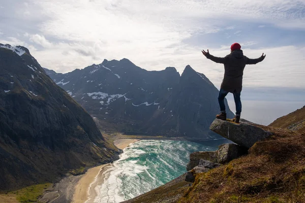 Turista s batohem těší západ slunce krajiny v Lofoten Norsko — Stock fotografie