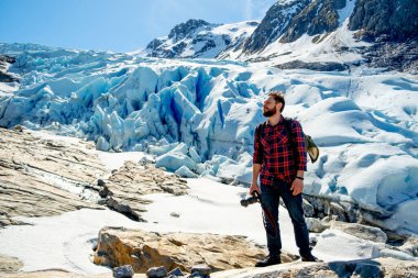 Büyük bir dağ olan İskandinavya doğasına sahip bir turist.