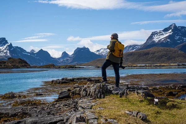 Cestovatel fotograf krásné hory a fjord místa — Stock fotografie