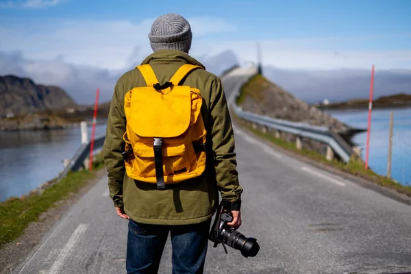 Matkailija valokuvaaja kaunis pitkä Norja tie — kuvapankkivalokuva