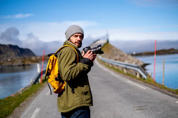 Matkailija valokuvaaja kaunis pitkä Norja tie — kuvapankkivalokuva