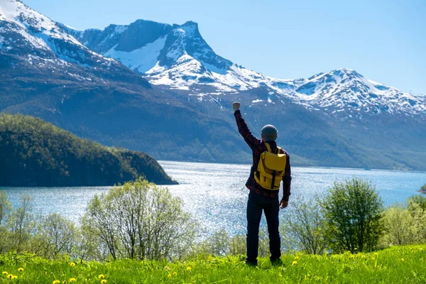 Muž turista se stojící na velké hoře Skandinávie přírody — Stock fotografie
