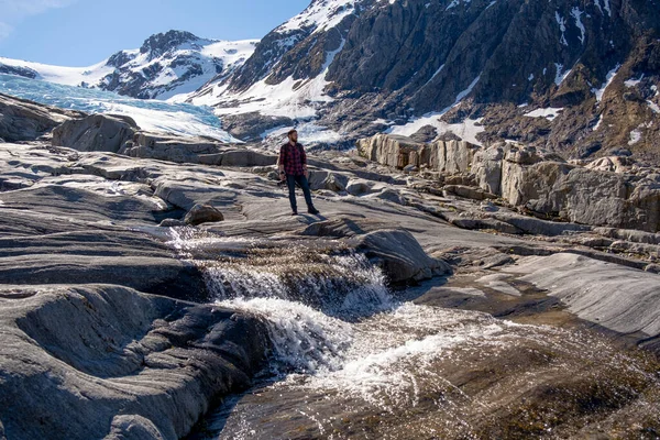 Άνθρωπος τουρίστας με στάση του μεγάλου βουνού της Σκανδιναβίας φύση — Φωτογραφία Αρχείου