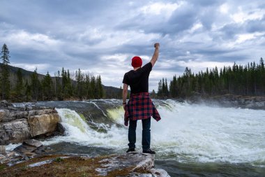 Büyük bir dağ olan İskandinavya doğasına sahip bir turist.