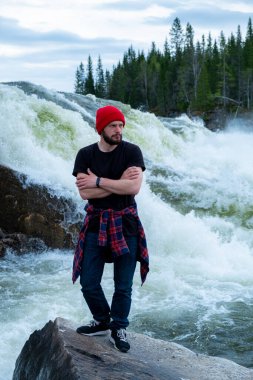 Büyük bir dağ olan İskandinavya doğasına sahip bir turist.