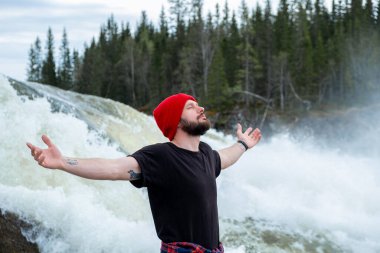 Büyük bir dağ olan İskandinavya doğasına sahip bir turist.
