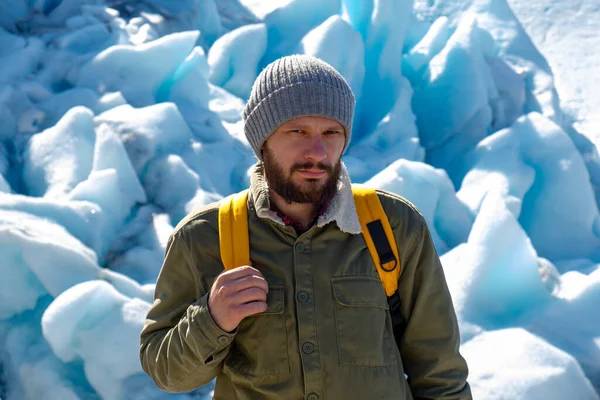 Mann-turist med stort fjell av skandinavisk natur – stockfoto