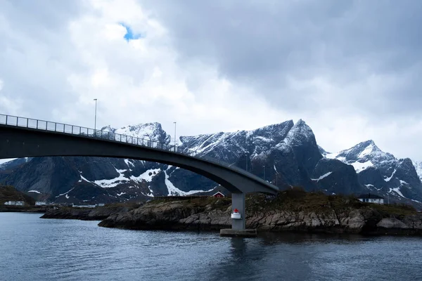 Lofoten Norja kylä silta tie — kuvapankkivalokuva