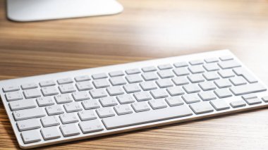 Masadaki bilgisayar klavyesi