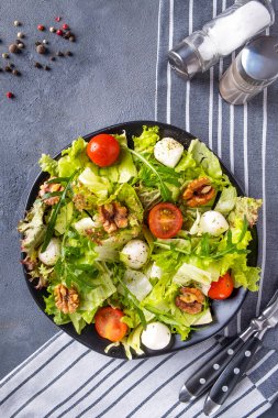 Domates, peynir, roka ve cevizli sebze salatası. Sağlıklı ve diyet gıda konsepti. Üst görünüm