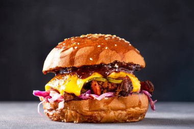 Çekilmiş domuz eti ve bbq soslu sulu burger.