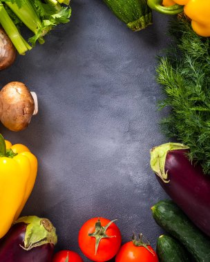 Metin için çerçeve ile işlenmemiş organik sebzeler. 