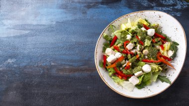 Tavuk filetosu, taze sebze, mozzarella peyniri ve pesto soslu diyet salatası.