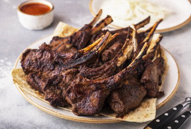 Tabakta ızgara koyun eti. Yakın çekim.