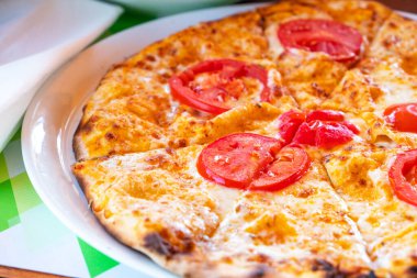 Tabağında domates olan klasik pizza.. 