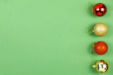 Fotokopi alanı olan renkli Noel topları. Üst görünüm