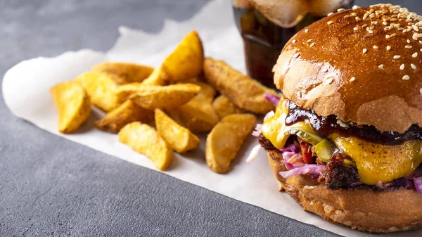 Domuz eti ve bbq soslu hamburger. Makro görünüm, metin alanı