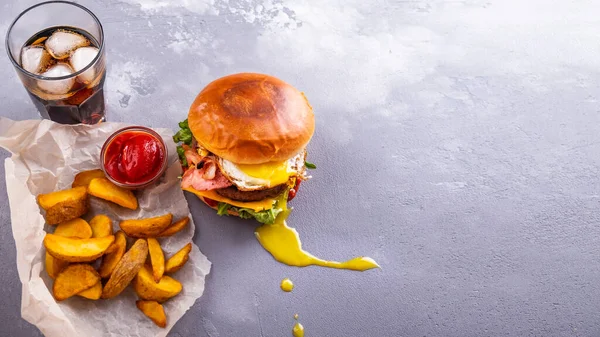 Hamburger Manzo Con Pancetta Uova Copia Spazio — Foto Stock