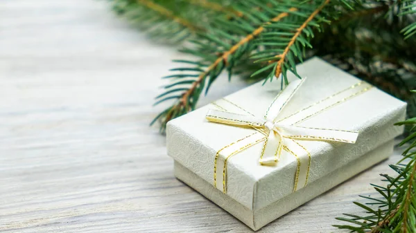 スプルースの箱と小枝で贈り物 クリスマス背景 コピースペース — ストック写真