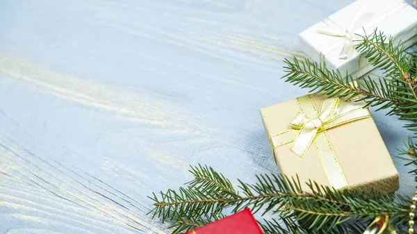 スプルースの贈り物と小枝 クリスマス背景 コピースペース — ストック写真