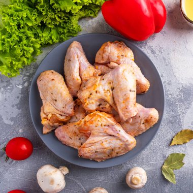 Tabakta marine edilmiş tavuk kanadı. Boşluğu kopyala