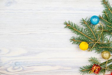 Noel ağacı oyuncakları, çelenkli çelenkler. Üst görünüm, alanı kopyala