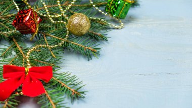 Noel ağacı çelengi, Noel topları ve hediyeler. Boşluğu kopyala