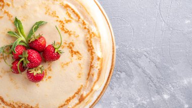 Çilekli krep. Üst görünüm, alanı kopyala