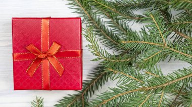 Ağacın yanındaki kırmızı hediye kutusunun üst görüntüsü