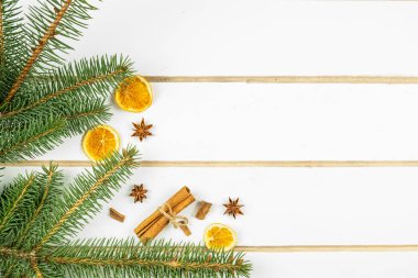 Baharatlı Noel arkaplanı ve yemek malzemelerinin üst görüntüsü. Metin için boşluk