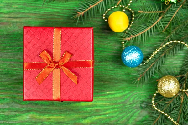 クリスマスツリーのおもちゃとトウヒの小枝と赤いギフトボックス 最上階だ おめでとうクリスマスのコンセプト — ストック写真