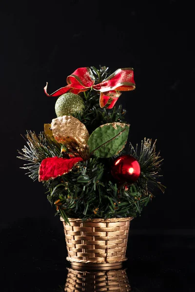 Noel ağacı siyah üzerine izole edilmiş