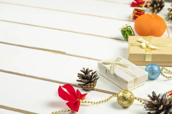 プレゼント キャンドルやガーランドとクリスマスの背景 — ストック写真