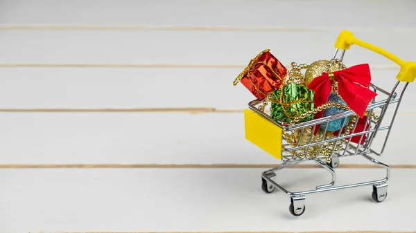 Carro Compra Con Juguetes Navidad Ion Fondo Madera Copiar Espacio — Foto de Stock